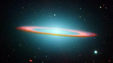 Teil der Sombrero-Galaxie im Infrarot, schwebender Ring. Wissenschaft Astronomie